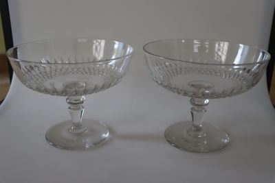 deux verres à vin vides posés sur une table blanche