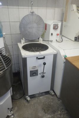 une petite cuisine équipée d'une cuisinière et d'un mixeur