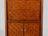 une armoire ancienne en bois avec un plateau en marbre et des tiroirs