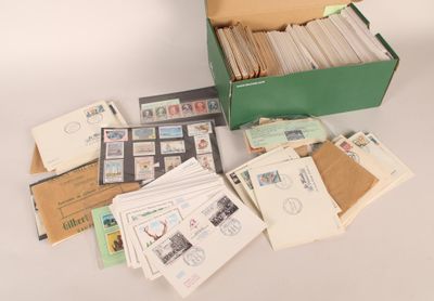 une boîte remplie de timbres et d'enveloppes posée sur une table