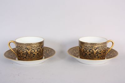 deux tasses et soucoupes sont posées sur une surface blanche