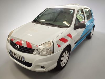 une photo d'une petite voiture blanche avec des rayures rouges et bleues