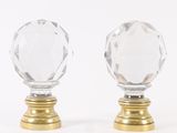 paire de boutons de porte en cristal sur des socles en laiton