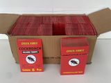 deux paquets de cigarettes posés dans une boîte en carton