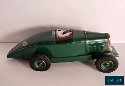une petite voiture verte posée sur une table