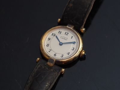 une montre posée sur une table noire