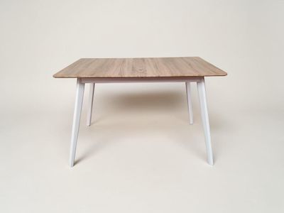 une table en bois avec des pieds blancs et un plateau en bois