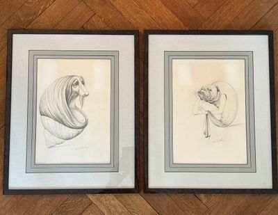 deux dessins encadrés représentant une femme et un chat sur un plancher en bois