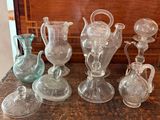 un grand nombre d'objets en verre posés sur une table