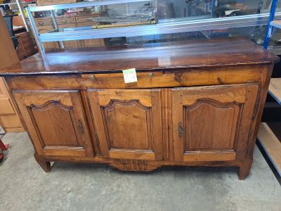 une grande vitrine en bois avec un plateau en verre, exposée