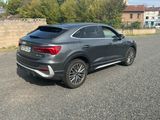l'arrière d'un SUV Audi gris garé sur un parking