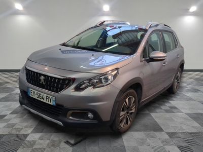 la voiture argentée est garée sur un sol en damier dans le garage