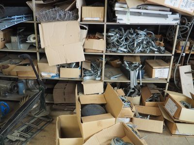 de nombreuses boîtes contenant des objets divers dans une pièce