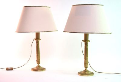 deux lampes placées l'une à côté de l'autre sur une table
