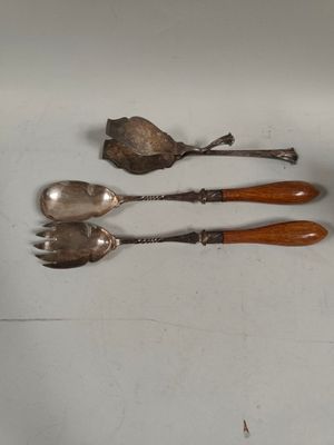 trois cuillères et deux cuillères posées sur une table