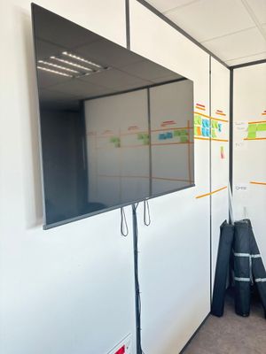 un grand téléviseur à écran plat fixé au mur dans une pièce