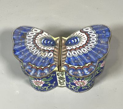 boîte à bijoux en forme de papillon, décorée de motifs bleus et blancs