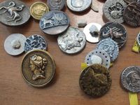 Un lot de boutons fantaisie, principalement en métal, à déco… (photo 5)