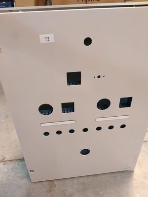 une machine posée sur le sol de la pièce