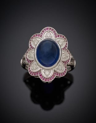 une bague en saphir et diamant