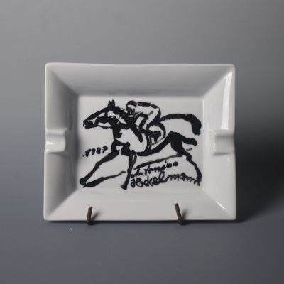 une assiette blanche sur laquelle est représenté un cheval avec un cavalier