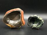 deux pièces de poterie d'art posées sur une surface noire
