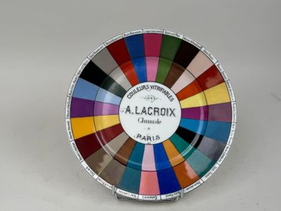 un gros plan d'une assiette sur laquelle figure une roue colorée