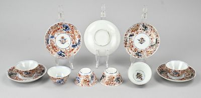 un groupe de plats, de tasses et de soucoupes en porcelaine