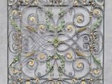 panneau mural décoratif en métal, orné de motifs dorés et verts sur un fond blanc