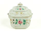 une petite boîte blanche ornée d'un motif floral