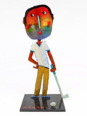 une figurine représentant un homme tenant un club de golf et une balle