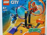 Le coffret Lego City Stuntz se trouve dans la boîte posée sur la table