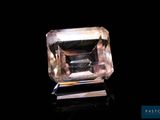 gros plan d'un diamant sur une surface noire