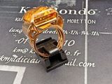 une bague posée sur une table