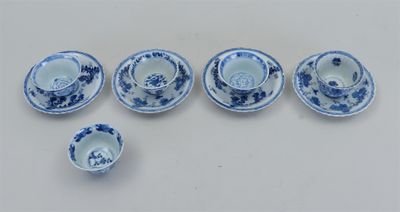six tasses à thé et soucoupes bleues et blanches posées sur une table