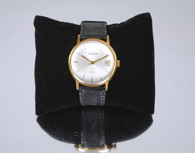 un gros plan d'une montre-bracelet posée sur un écrin en velours noir