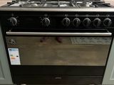 une photo d'un four de cuisine noir installé dans une cuisine