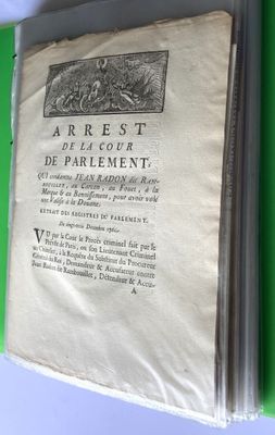 un vieux livre à la couverture verte posé sur une table