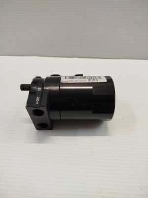 un gros plan d'un moteur noir sur une surface blanche