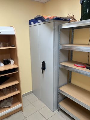 une armoire et des étagères dans une pièce aux murs jaunes