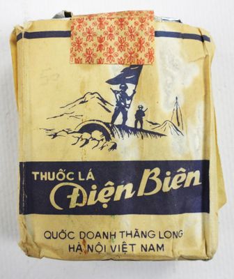 un sac de riz posé sur une table