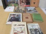 Plusieurs livres sont posés sur une table devant un mur.