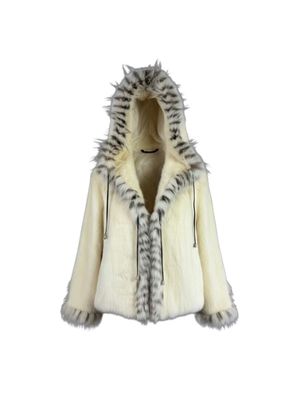 une photo d'une veste blanche à capuche et bordée de fourrure