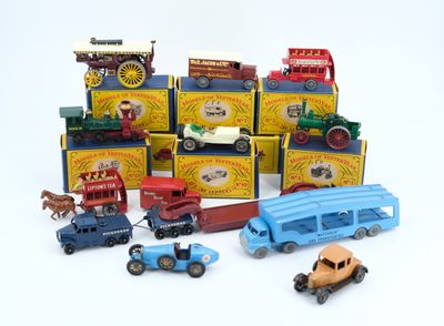 un grand nombre de petites voitures et de camions sur une surface blanche