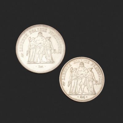 deux pièces d'argent posées côte à côte sur une surface noire