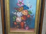 peinture représentant un vase de fleurs posé sur une table devant un mur