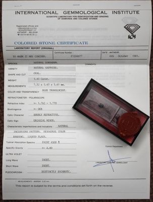 un certificat sur lequel est apposé un cachet de cire rouge