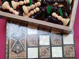 une boîte d'objets assortis posée sur une table