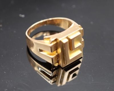 une bague en or posée sur une table