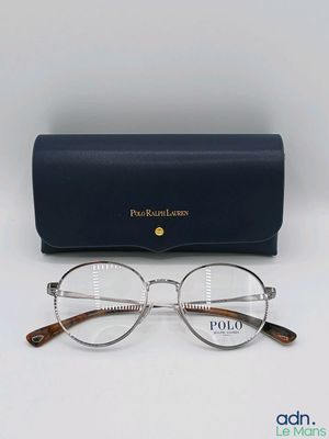 une paire de lunettes posée sur un étui bleu
